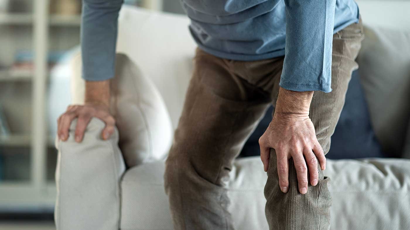 Homem idoso com artrite no joelho