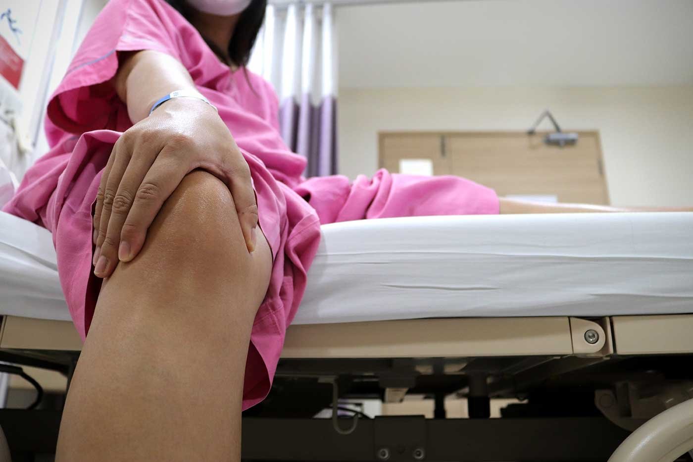 mulher com artrite no joelho
