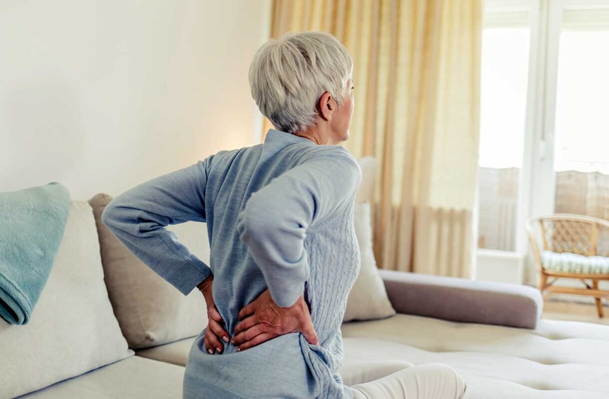 mulher idosa com dor nas costas